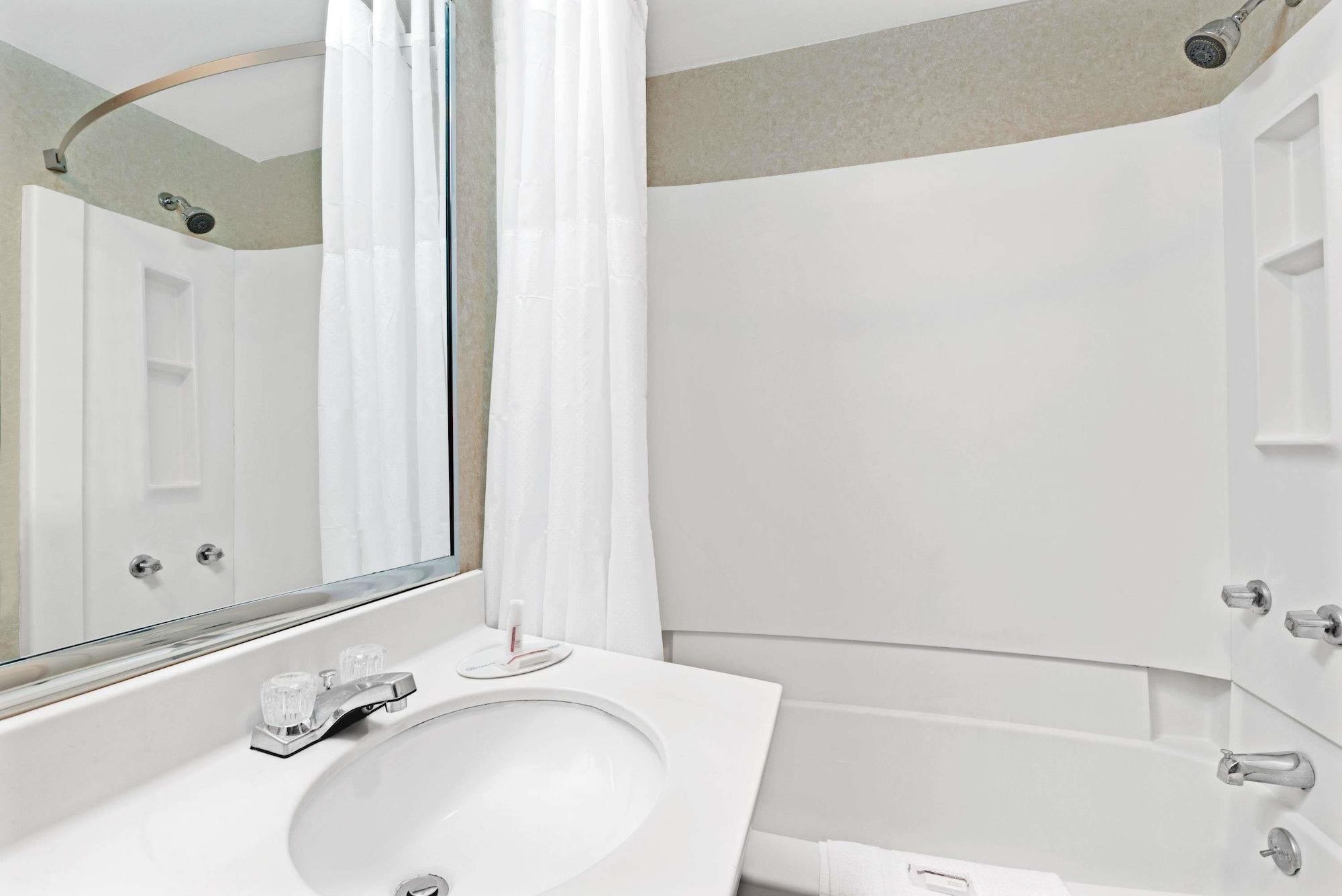 Super 8 By Wyndham Kenmore/Buffalo/Niagara Falls Area Bagian luar foto