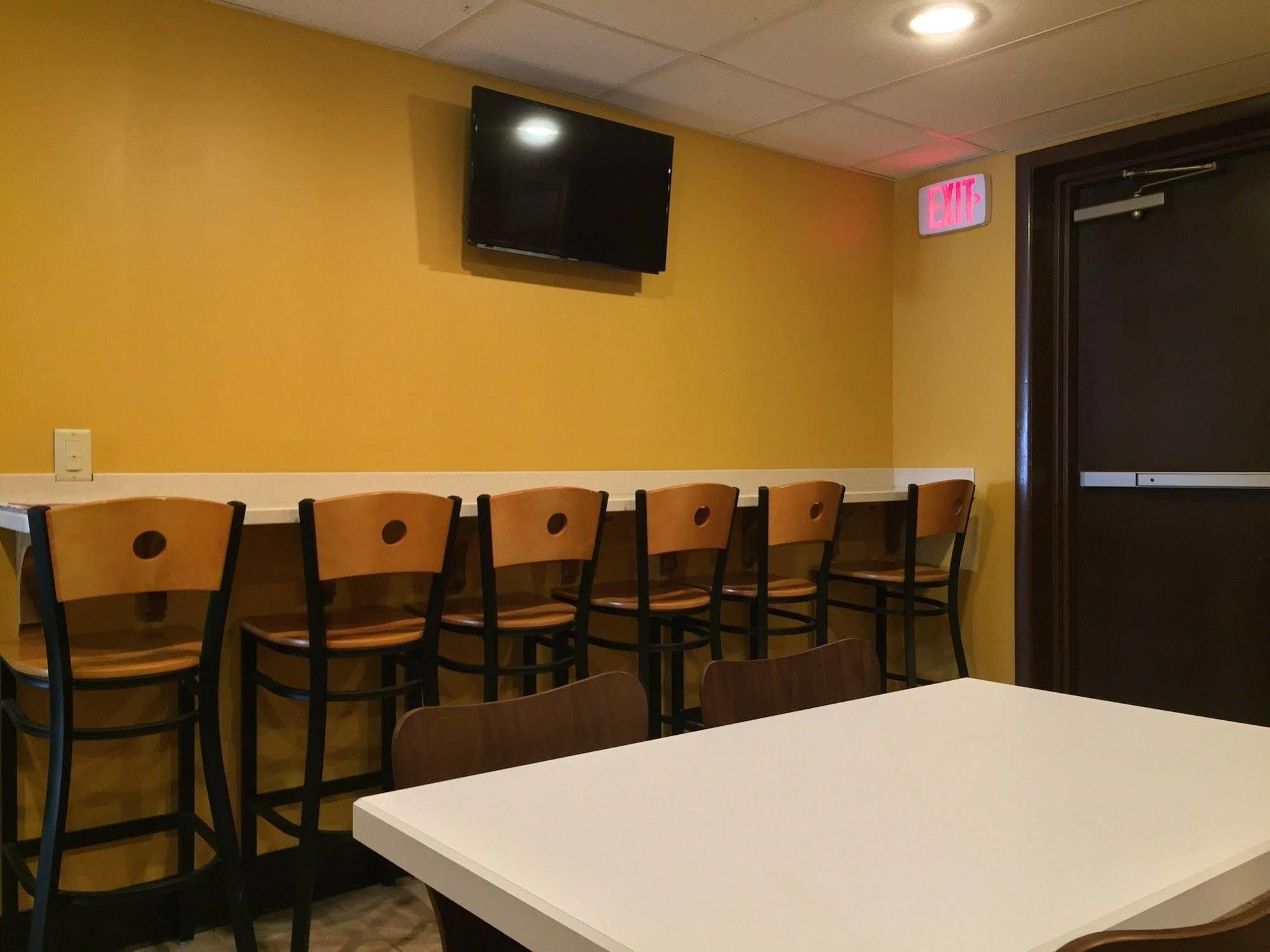 Super 8 By Wyndham Kenmore/Buffalo/Niagara Falls Area Bagian luar foto